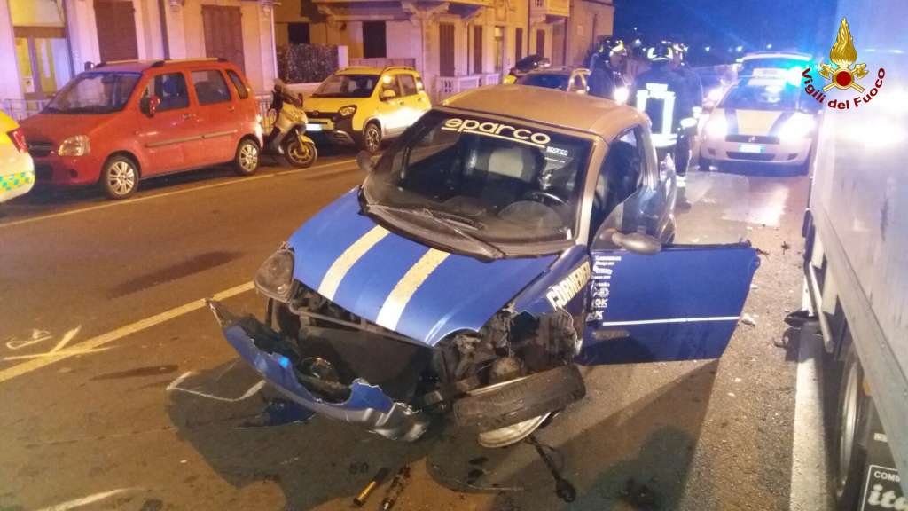 Quarto, incidente in via 5 Maggio: minicar travolge le auto in sosta 