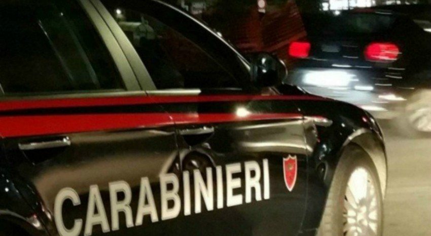 Clochard tenta di violentare tre ragazze e minaccia gli amici col coltello: arrestato