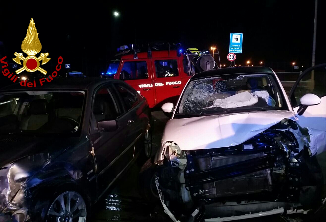 Frontale tra due auto a Santo Stefano Magra, tre feriti