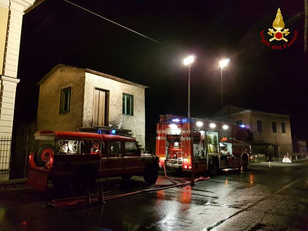 Casa a fuoco in Val Fontanabuona: avevano appena rifatto il tetto