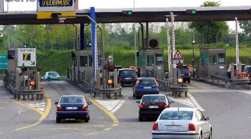 Incidente sulla A12, traffico il tilt al casello autostradale di Genova Est