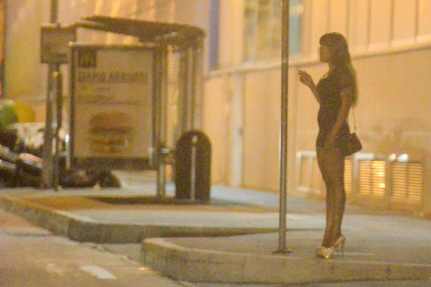 Picchiano e rapinano una prostituta incinta: arrestati due pachistani