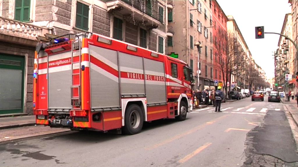 Incendio a Certosa, casa in fiamme: famiglia salvata con l'autoscala