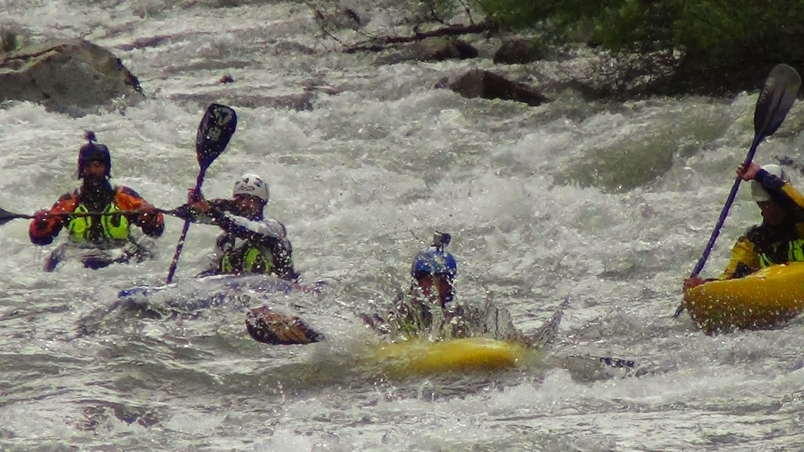 Maltempo, canonisti recuperati nel fiume Vara in piena