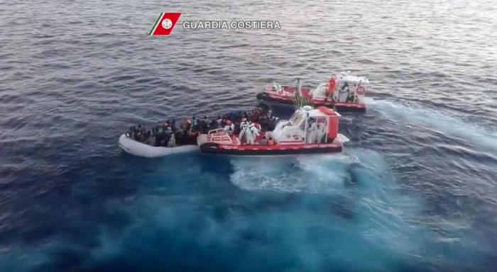 Migranti soccorsi al largo della Libia dai guardacoste di Tripoli