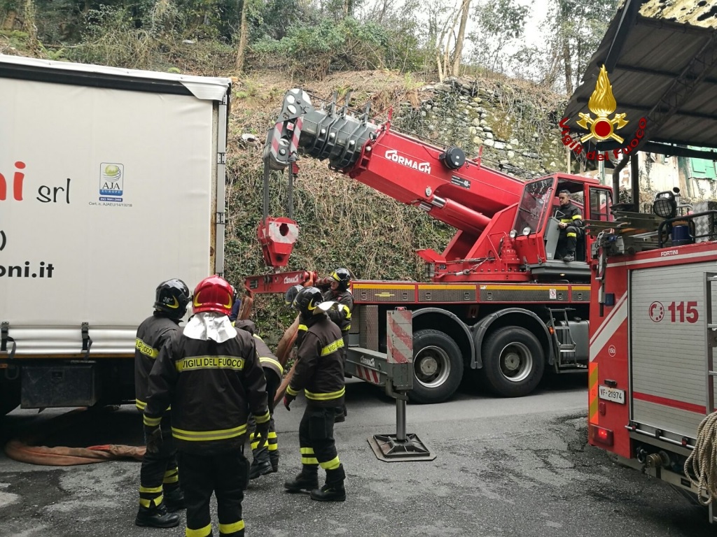 Tir si incastra a Ceranesi: strada chiusa per 2 ore