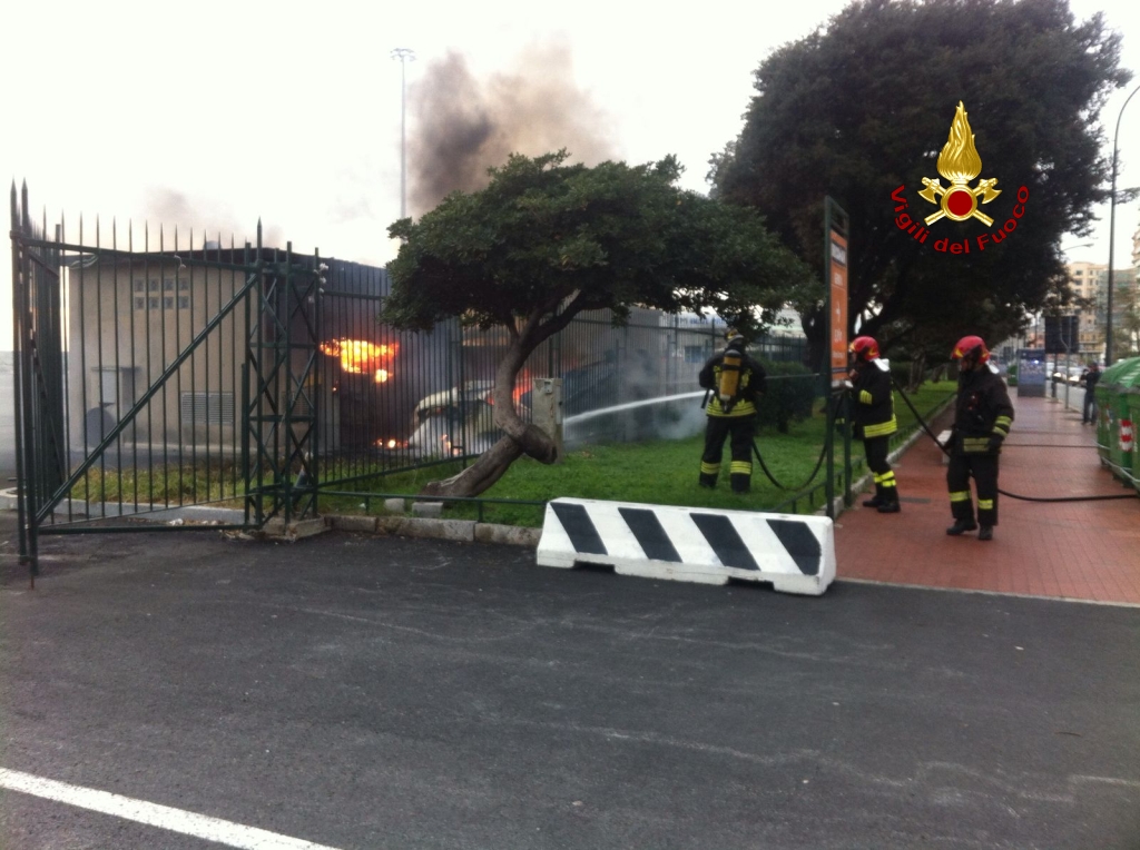 Incendio alla Foce: cabina elettrica prende fuoco, paura per il fumo