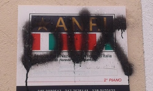 Scritte fasciste sulla targa della sede Anpi di Carcare