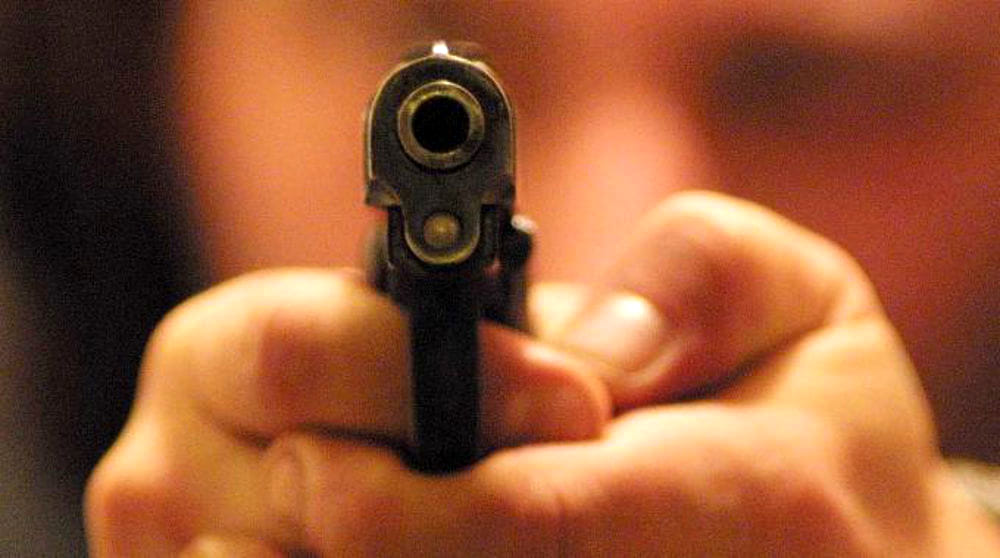 Aggredisce la moglie con una pistola davanti al figlio: arrestato 63enne