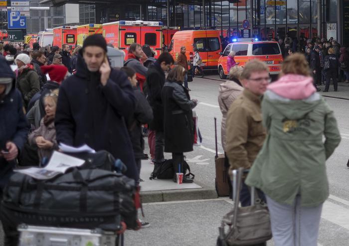 Allarme all'aeroporto di Amburgo: malori e bruciori a occhi e gola