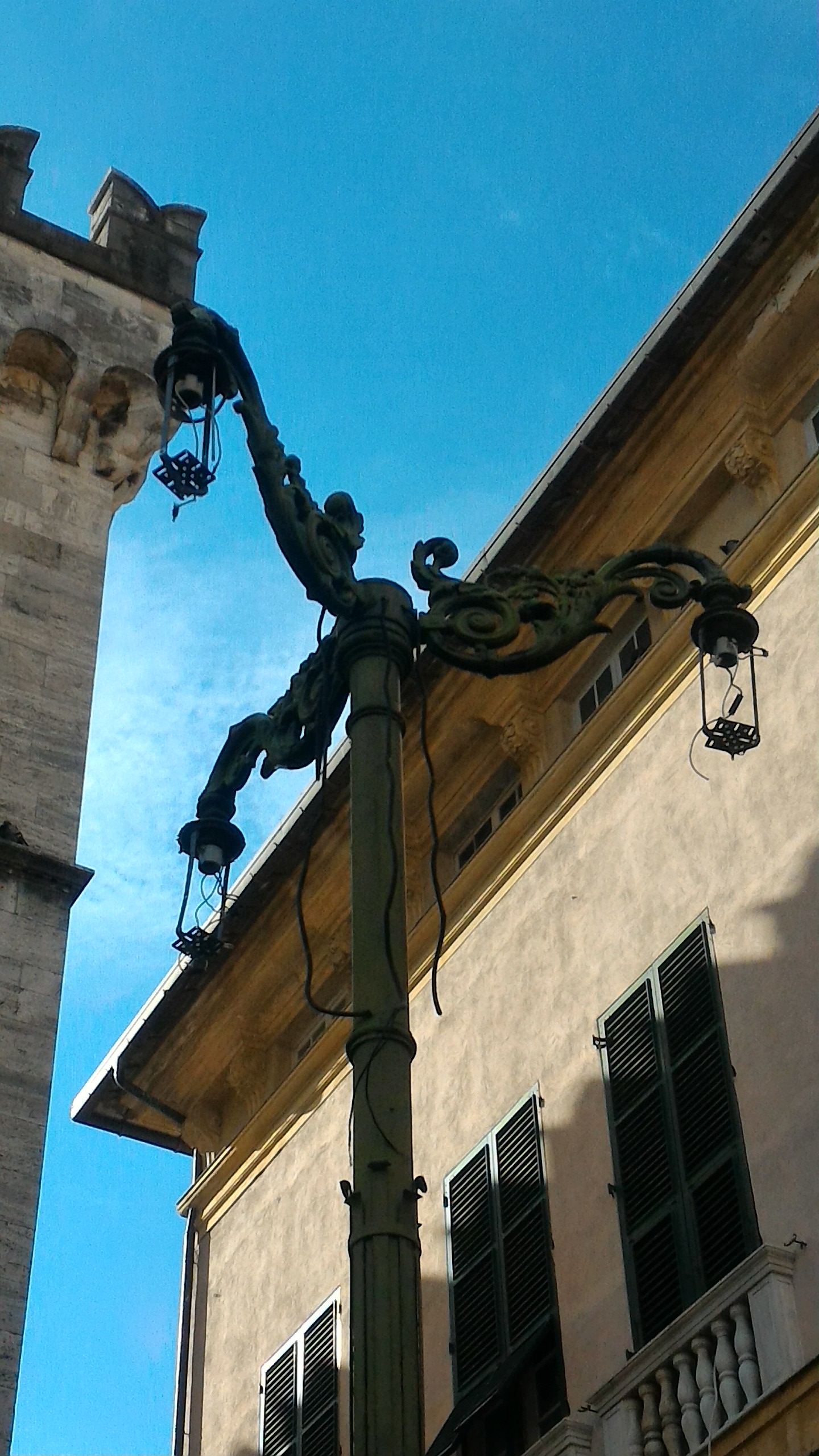 Partiti i lavori di risistemazione dell’arredo urbano nel centro storico di Chiavari