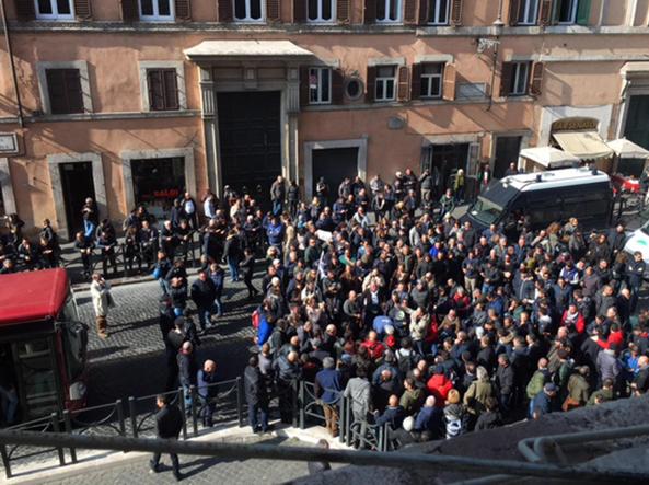 Senato assediato dai commercianti: in aula si vota sulla Bolkestein