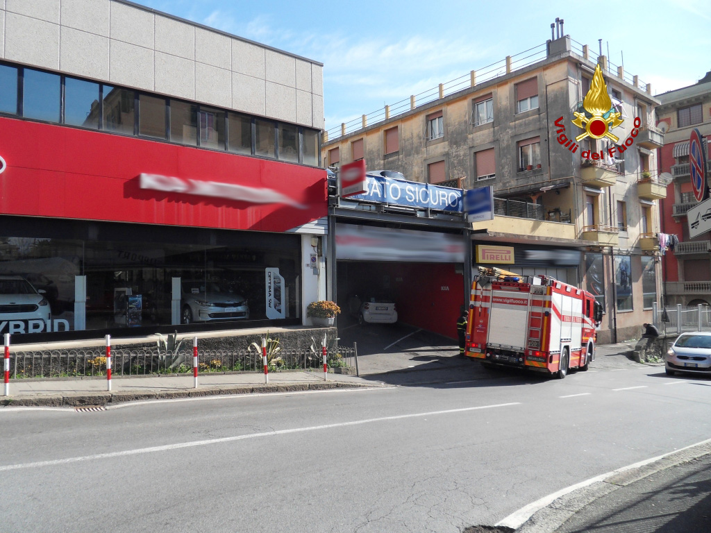 Multedo, incendio in via Riggio: fumo denso, officina evacuata