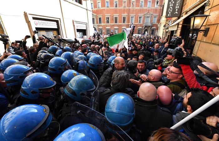 Protesta dei tassisti, scontri a Roma. Toti alla delegazione: 