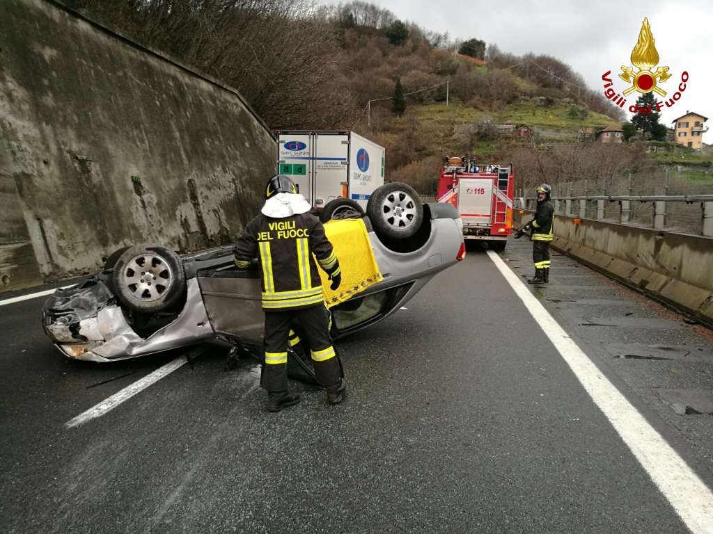 Auto si ribalta in A7, tre feriti e code fino a 3 chilometri