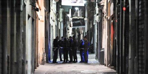 Centro storico, calci e pugni a un poliziotto: arrestato uno spacciatore senegalese