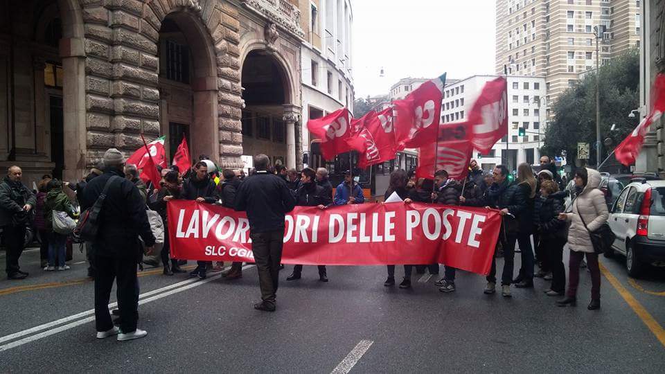 Protesta dei lavoratori davanti alla sede centrale delle  Poste di Via Dante 