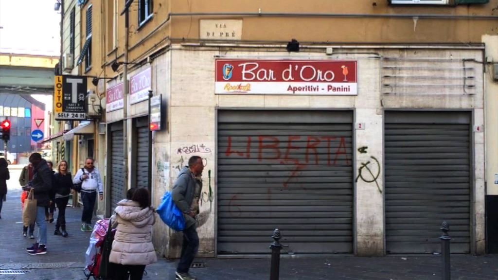 Agenti aggrediti in un bar di via Prè, sospesa temporaneamente la licenza del locale