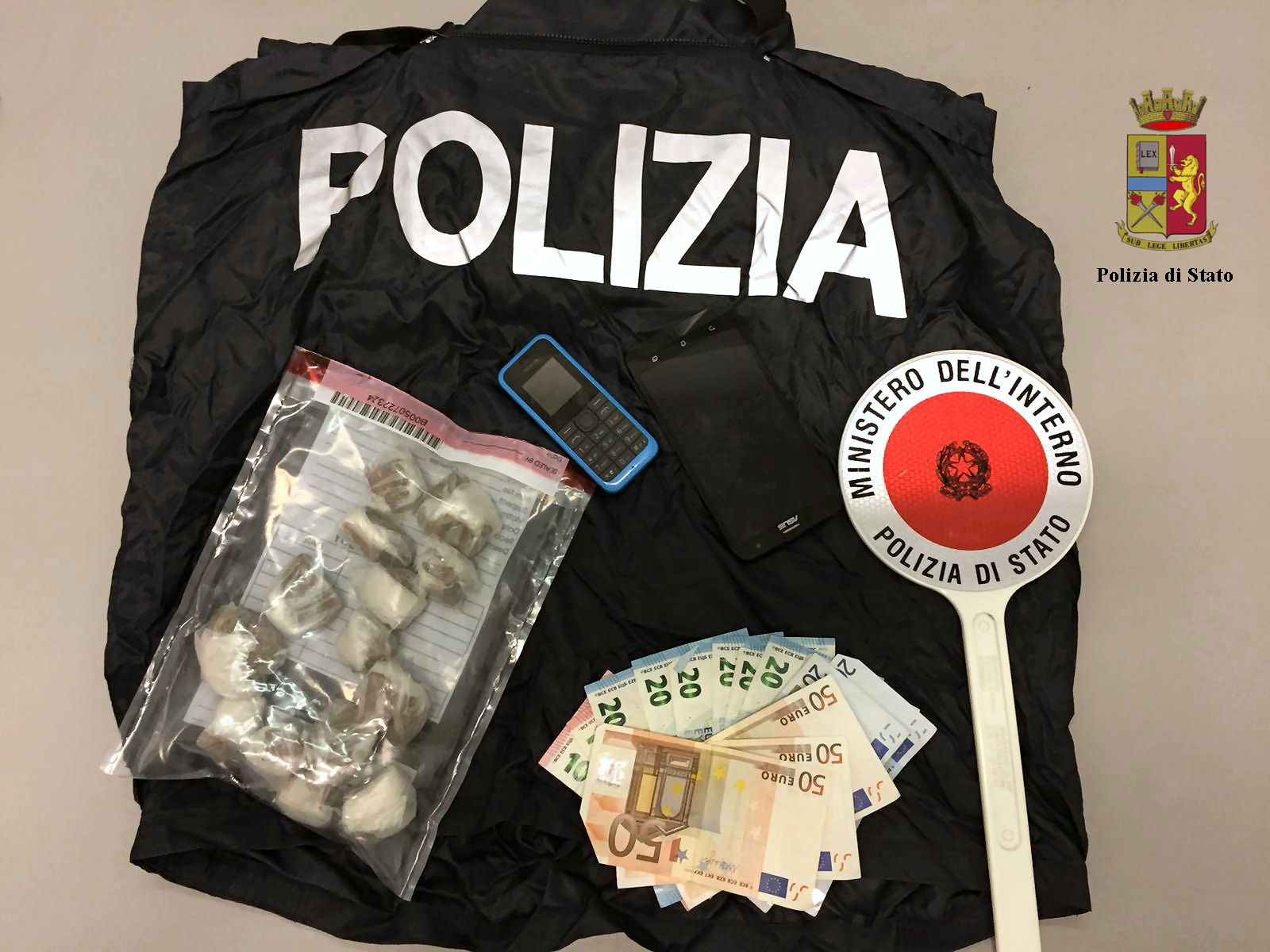 Oregina, arrestato con 2,5 etti di eroina. Prè, ingoia la droga e picchia i poliziotti