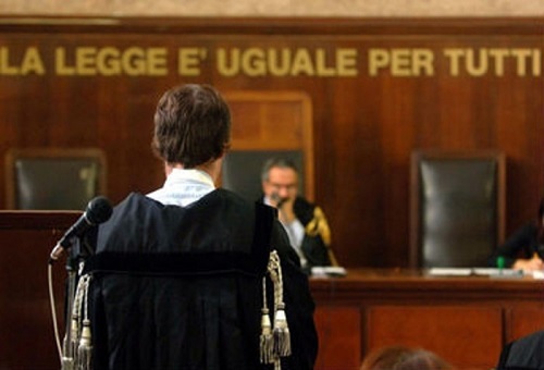 Tribunale di Genova, sviene dopo aver riconosciuto in aula il suo sfruttatore