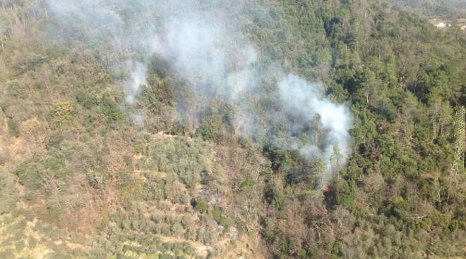 Incendio di boscaglia in Val Graveglia, chiesto l'intervento per via aerea