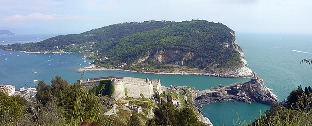 Cade lungo un sentiero dell'Isola Palmaria, soccorso dall'elicottero dei vigili del fuoco 