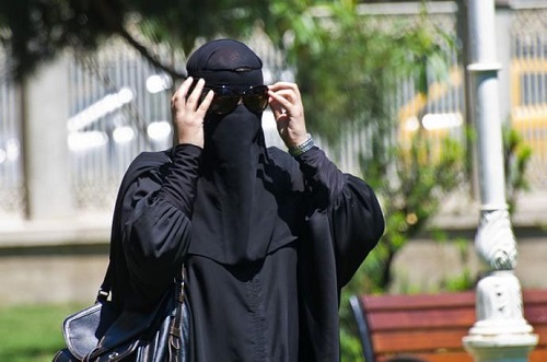 Niente burqa nei luoghi pubblici, la Regione approva la delibera