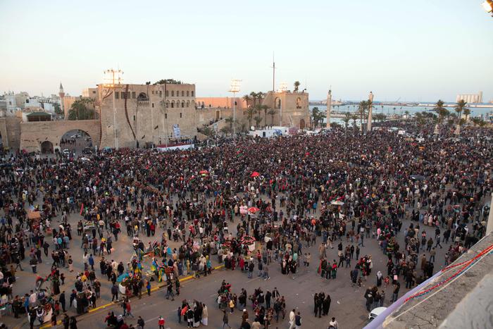 Libia: migliaia in piazza contro milizie, attaccate due televisioni