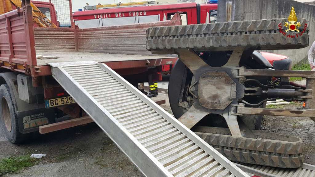 Bolzaneto, incidente sul lavoro: operaio con la mano schiacciata da un camion