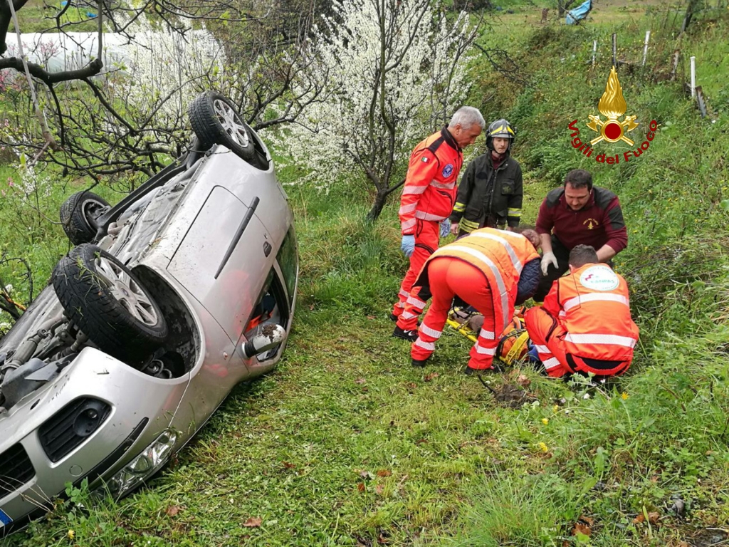 Pioggia e incidenti, mattinata da incubo. Si ribalta in auto a Serra Riccò: ferita