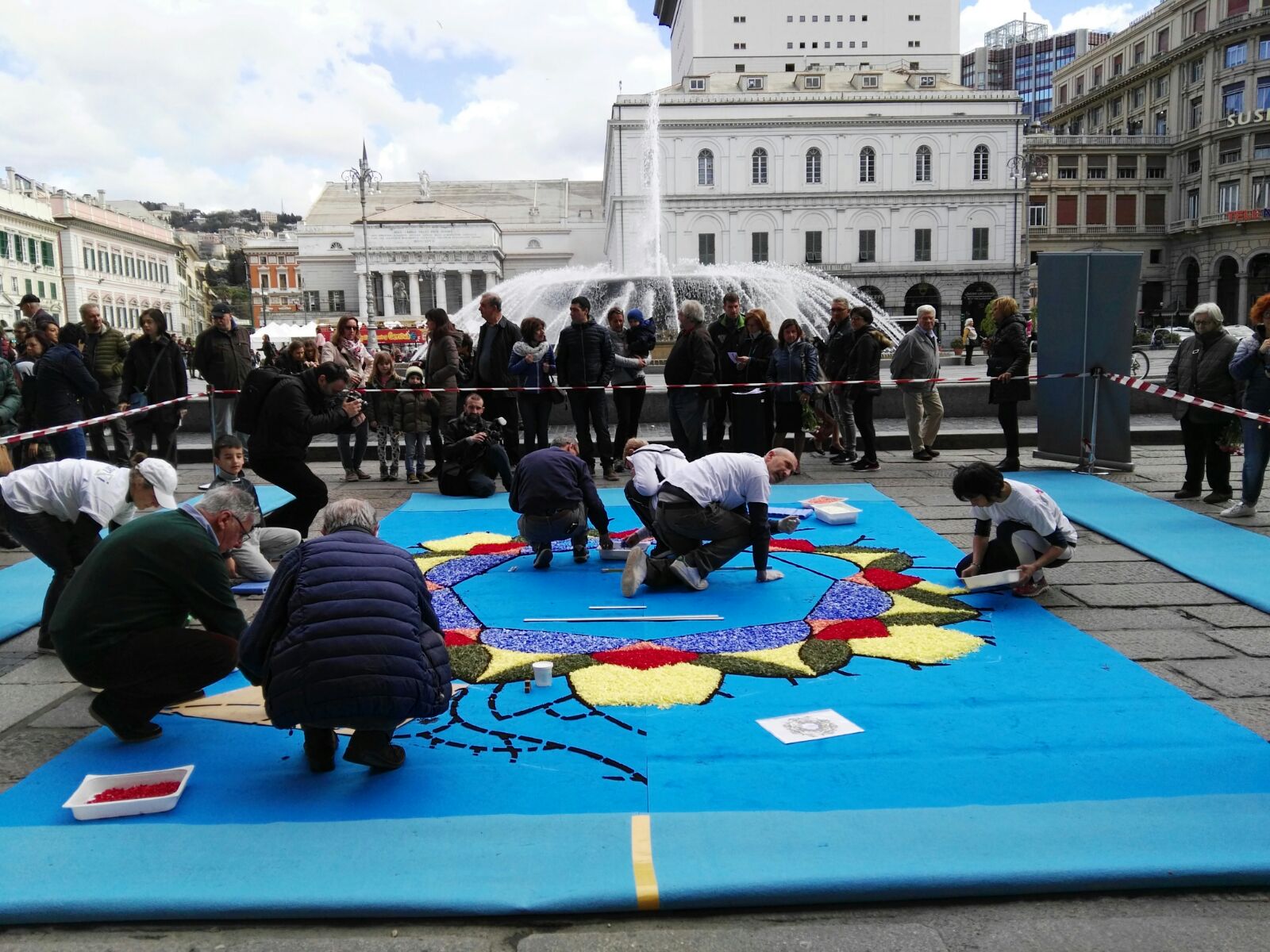 Grande infiorata in piazza De Ferrari per festeggiare l'arrivo della primavera