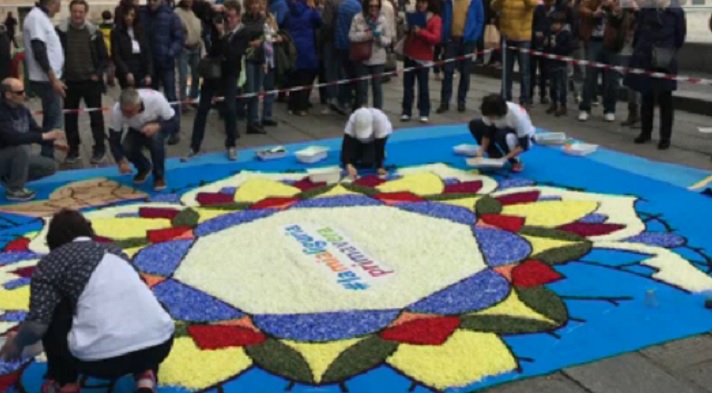 Infiorata in Piazza De Ferrari, grande successo con oltre 5000 persone