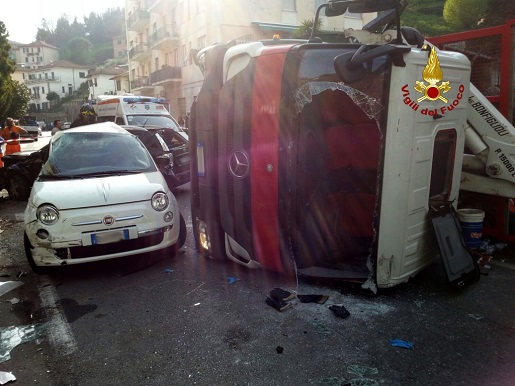 Camion si ribalta in via Gallino, tre feriti trasportati all'ospedale