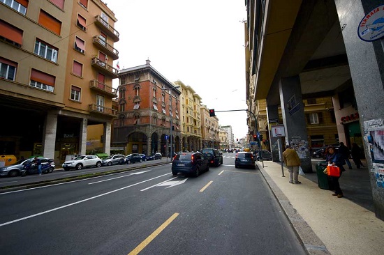 Scontro auto-moto in via Cantore, tre feriti portati all'ospedale 