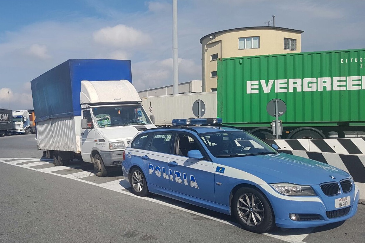 Camion stracolmo verso il porto, multa salata per il conducente