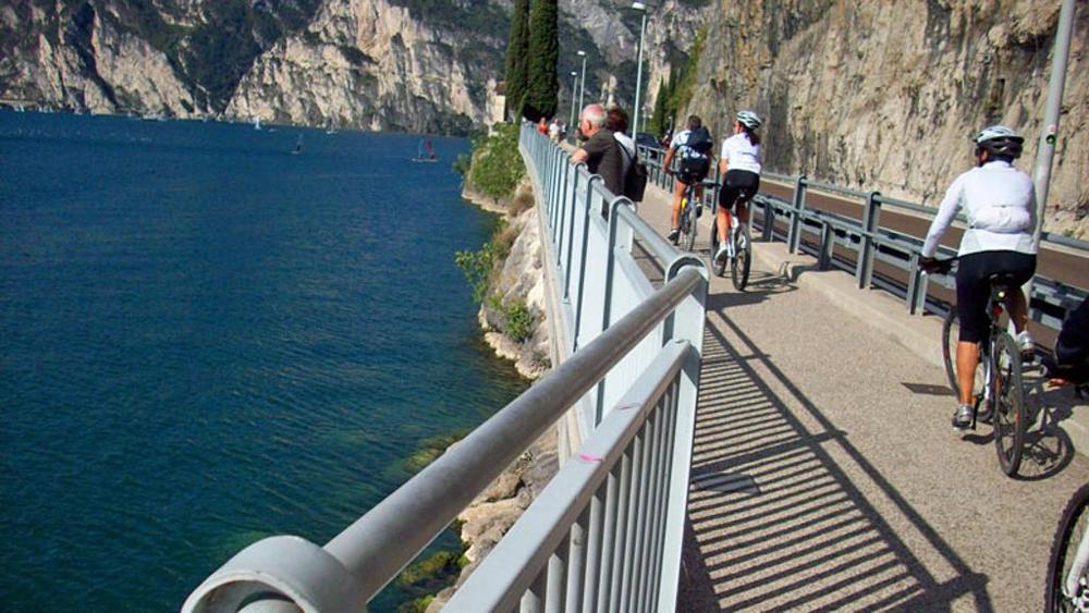 In bicicletta da Ventimiglia a Civitavecchia, il sogno a due ruote parte dalla Liguria