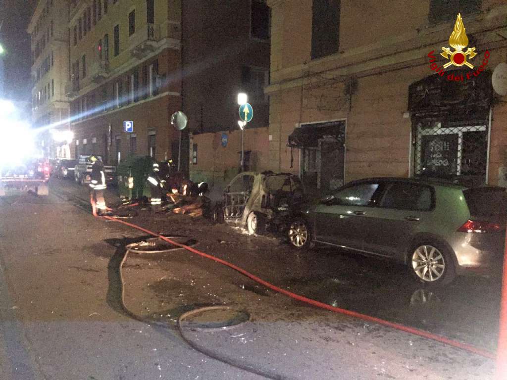 Foce, incendio in via della Libertà: a fuoco due auto, paura e danni