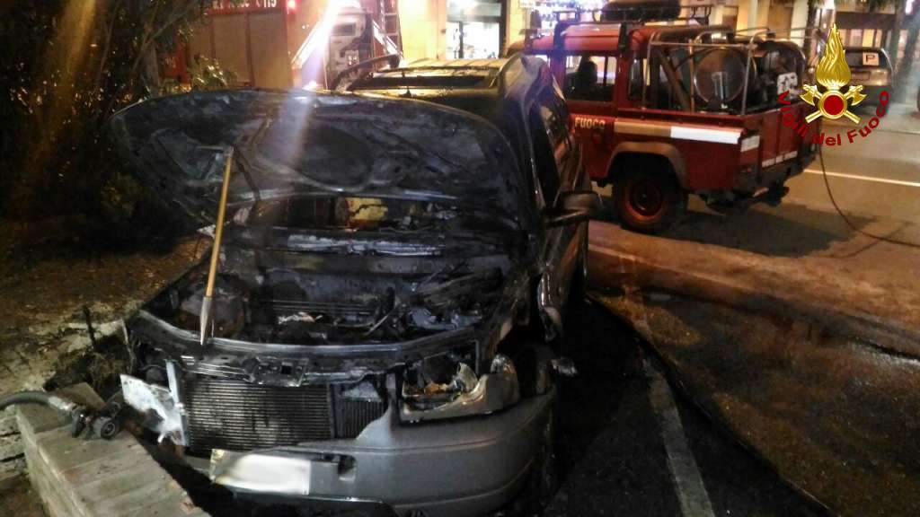 Auto semidistrutta da incendio a Vado Ligure