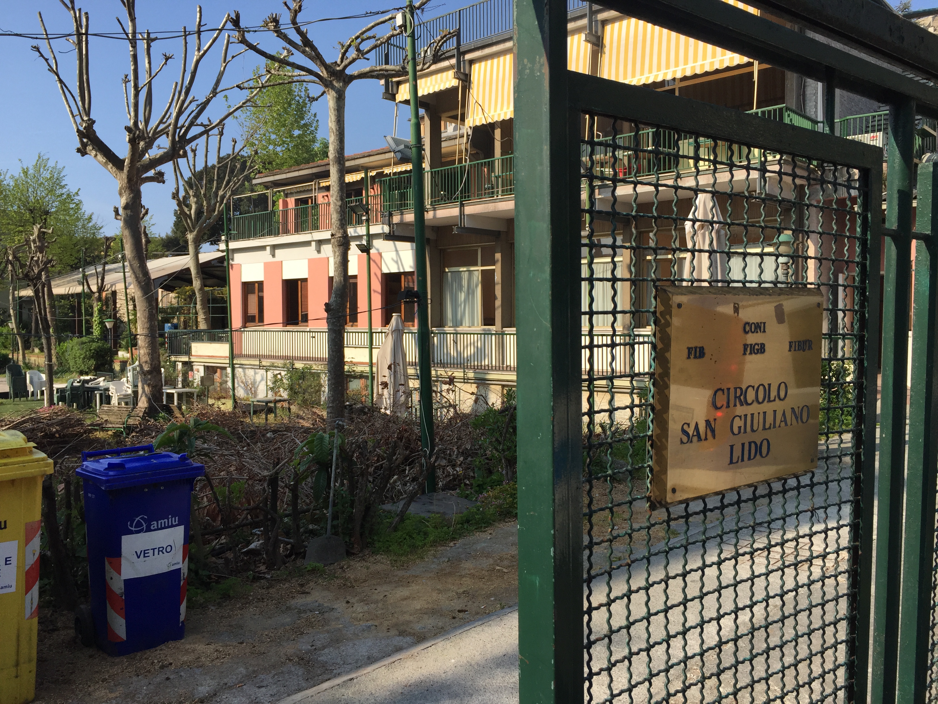 Incendio doloso nel circolo di Albaro: le telecamere hanno ripreso l'autore