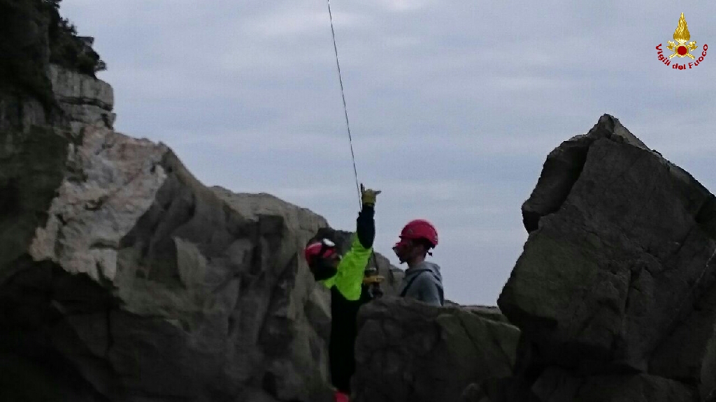 Bloccati sulla scogliera di Punta Manara, salvati con l'elicottero dai vigili del fuoco