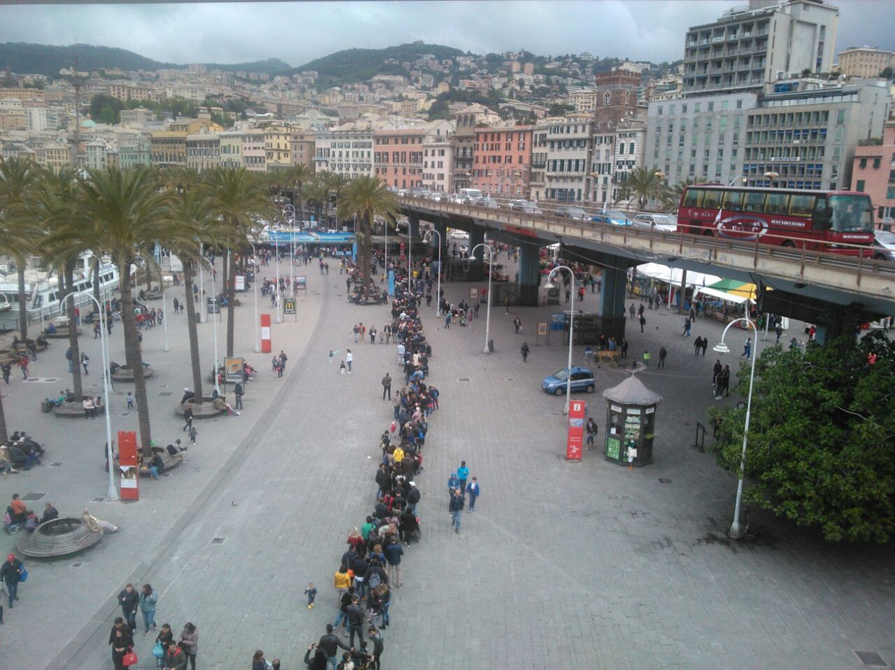 Turismo, Liguria invasa per il 'ponte': al Porto Antico una coda da record