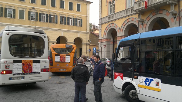 Controllore picchiato sul bus da tre stranieri senza biglietto