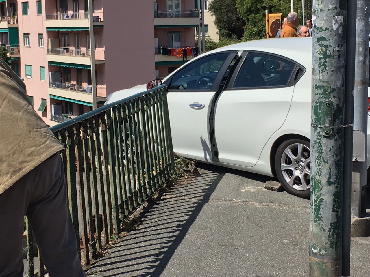 Sturla: auto impazzita sfonda la ringhiera e rimane sospesa in bilico sulla strada