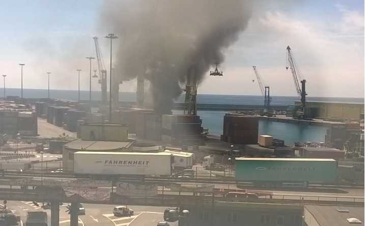 Incendio in porto a Ponte Etiopia: a fuoco una gru semovente