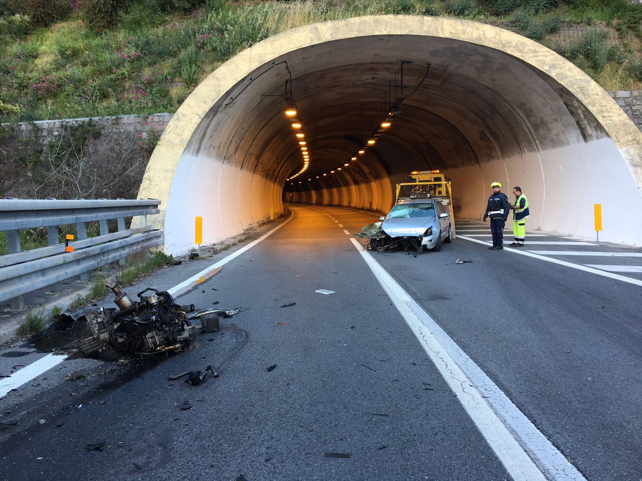 Senza patente, ubriaco e drogato si schianta sul guard rail a 140 all'ora