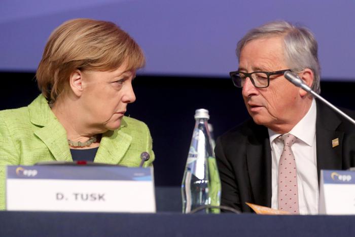 Fuga di notizie sulla cena con May, Merkel 'arrabbiata' con Juncker