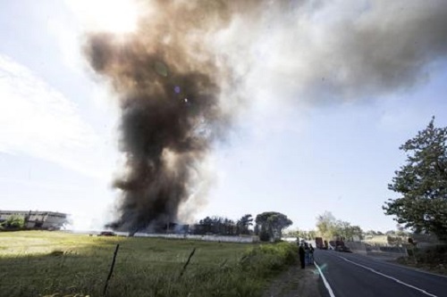 Incendio sulla Pontina: firmata l'ordinanza che impone lo stop alla raccolta degli ortaggi