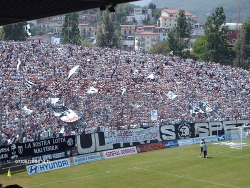 Manganelli e bottiglie ai tifosi della Massese, Daspo per 10 supporters dello Spezia 