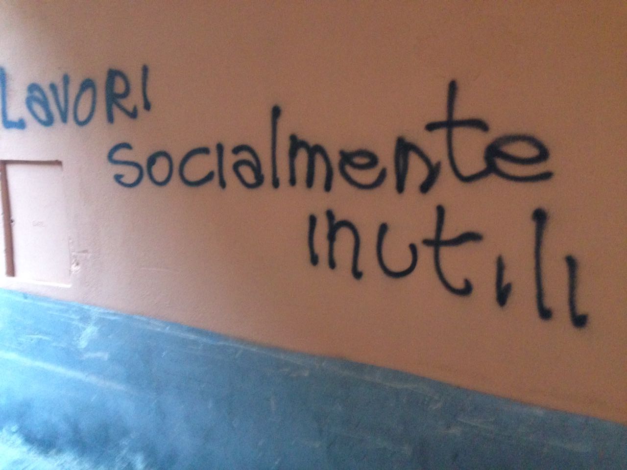 Nuovi graffiti sui muri del centro storico appena ridipinti da cittadini volontari