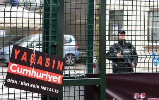 Caccia ai giornalisti in Turchia, arrestato il direttore del sito Cumhuriyet